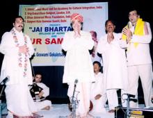 Dr Pandit Gokulotsavji Maharaj with his son Vrajotsavji Maharaj and Shahbaz Khan